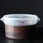 Así es como las mejores cafeterías logran un café frío tan bueno. Estará menos ácido y con un toque más suave. Una vez que te acostumbres, se te hará de lo más normal. No es difícil: solo tienes que poner agua sobre el café y dejar qu...