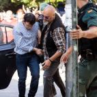 José Luis Abet Lafuente, el autor confeso del triple asesinato de su expareja, su exsuegra y su excuñada, a su llegada este martes al juzgado número 2 de primera instancia de Caldas de Reis (Pontevedra), escoltado por seis agentes de la Unida...