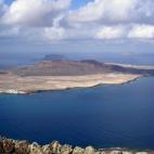 Dónde está: a 450 metros de altitud, en el municipio de Haria (Lanzarote). Hacia dónde mira: a la isla de La Graciosa y Chinijo, con el manto del Atlántico poniendo en marea los sentidos. Datos curiosos: César Manrique es el padre de est...