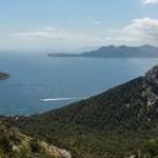 Dónde está: en Pollença, Mallorca. Hacia dónde mira: en el límite de la Sierra de Tramuntana, junto a unos acantilados, se observa la infinidad del mar y, en días despejados, la isla de Menorca. Datos curiosos: el lugar cuenta con una zo...