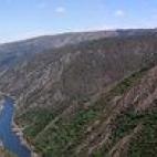 Dónde está: en Lugo, Galicia. Hacia dónde mira: sitúa el paso del río Sil, a su llegada desde el Bierzo, por la Ribiera Sacra, sobre el Cañón del Sil. La inmensidad de la montaña convierte el cauce en un pasillo estrecho, que desde las ...