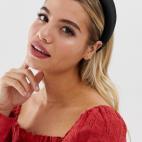 Negra y con volumen, de My accesories, es una buena opci&oacute;n si no quieres empezar con algo demasiado extravagante. Puedes comprarla por 11,49 euros en Asos.