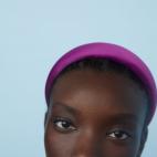 Esta diadema satinada y morada dar&aacute; el toque especial a cualquier 'look'. Es de Zara y puedes comprarla por 15,95 euros.