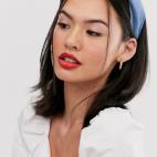 Anudada y en tejido vaquero de Asos, la podr&aacute;s lucir desde el oto&ntilde;o hasta la pr&oacute;xima primavera. La puedes comprar en su web por 10,49 euros.