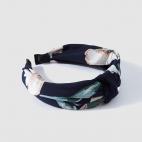 Las flores no son solo para la primavera. Esta diadema de tela anudada puedes pon&eacute;rtela todo el a&ntilde;o. Puedes comprarla en El Corte Ingl&eacute;s por 7,95 euros.