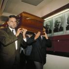 Anguita cargando con el f&eacute;retro de Dolores Ibarruri, 'La Pasionaria'.