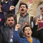 Julio Anguita junto con Santiago Carrillo en una manifestaci&oacute;n del 1 de mayo.