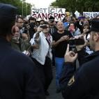 La grabación y difusión de imágenes de agentes de las fuerzas de seguridad en el ejercicio de su trabajo que atenten contra el derecho a su honor o su imagen y que puedan poner en peligro su seguridad o la de la intervención policial corresp...