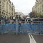 Las concentraciones no comunicadas ante instituciones del Estado como el Congreso, el Senado, los parlamentos autonómicos o los altos tribunales, aunque en ese momento no tengan actividad. En la fotografía, las vallas rodeando al Congreso en a...