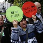 Los escraches o actos de acoso a cargos públicos. La ley contemplará que la Policía pueda establecer un perímetro de seguridad que no deben sobrepasar los concentrados. En la foto, un escrache en Madrid en abril de 2013.