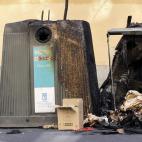 Los daños a mobiliario urbano como marquesinas, papeleras o contenedores, así como los actos vandálicos a servicios públicos. En la foto, contenedores quemados en la huelga de limpieza de Madrid de noviembre de 2013.