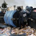 Obstaculizar la vía pública con neumáticos u otros enseres que impidan la normal circulación de vehículos y personas. En la fotografía, contenedores volcados en el campus de Somosaguas de la Complutense durante la huelga educativa de octub...