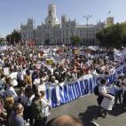 Miles de médicos y profesionales sanitarios creen que uno de los pilares del Estado del bienestar está en peligro. La sanidad pública puede dejar de serlo, según miles de manifestantes que han tomado las calles. Su argumento se basa en lo...