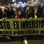 Pese a que el PP continúa adelante con la ley educativa Lomce, ya aprobada con su mayoría en el Congreso y solo a la espera del sí en el Senado, la 'marea verde' no se rinde. Los profesores y trabajadores del sector educativo critican una l...