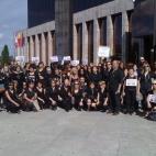 Se visten de luto. Luto por unos servicios públicos que creen atacados por el Gobierno. Lamentan que se les llame vagos, que se les considere unos privilegiados por tener estabilidad laboral. Y son, como reconoce el Gobierno, uno de los colecti...