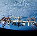 El 20 de noviembre de 1998 un cohete ruso Proton se elevaba desde la base espacial de Baikonur llevando el primer módulo, Zarya. Construido por los rusos, fue financiado por los estadounidenses.