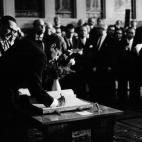 En 1957 ganó el Pulitzer por su libro Profiles in Courage (Perfiles en valor). No sin polémica. Algunos apuntaron a que no fue él quien escribió el libro. Aún era senador cuando le dieron el galardón.