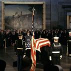 Al menos 24 estadounidenses no se enteraron de la muerte de Kennedy ese fin de semana. Formaban parte de dos jurados populares que debían deliberar encerrados y sin comunicación alguna con el exterior por dos casos de asesinato en Long Island ...