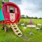 ¿Verdad que dan ganas de vivir en él? Este peculiar carromato de gitanos tiene capacidad para dos personas, una cama, un baño e incluso chimenea interior! Además está a un paseo del mar y rodeada de prados verdes kilométricos. En resumen,...