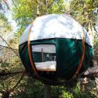 Este inusual alojamiento futurista tiene una cama redonda de 2,4 metros de diámetro con capacidad para cuatro personas, pero lo más aconsejable es reservar para dos, a no ser que todos duerman juntos. Hay baño e internet, aunque lo mejor es q...