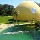 Aunque a muchos les recordará a las casas de la serie de dibujos animados Bola de dragón, se trata de un alojamiento ecológico con capacidad para dos personas, con un baño, un dormitorio, cocina, calefacción, lavadora y plancha. Aunque esto...