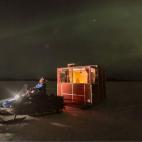Se trata de una cabina móvil de poco más de tres metros cuadrados y, aunque no lo parezca, es apta para dos personas. Consta de habitación, baño y, por supuesto, aún queda hueco para la calefacción. Es un alivio, teniendo en cuenta que se ...