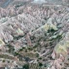 Ahora es posible alojarse en un lugar tan extraordinario y auténtico como el Valle Rojo de Capadocia por 62 euros la noche, dormir en sus emblemáticas cuevas y ver una de las noches estrelladas más bellas que existen en el mundo. El alojamie...