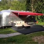 Puede parecer un puesto de comida rápida cool, pero se trata de una furgoneta de plata de ocho quilates, por lo menos. Tiene capacidad para cuatro personas, y consta de un baño, dos camas, calefacción y cocina. También admite mascotas, y no...