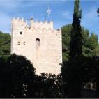 Quién no ha querido ser rey o reina por un día... aunque este castillo realmente es una atalaya de defensa del siglo XVI. Tiene capacidad para nueve personas, distribuidas en tres dormitorios y dos baños. Desde sus balcones y ventanas se pued...