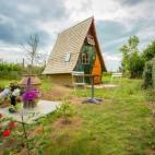 Esta casa tan bucólica y especial es el sueño de todo niño, incluidos los mayores de 30 años. Cuesta 135 euros por noche y pareja y se puede ir con mascota sin coste adicional. En su interior hay un dormitorio, un baño, una cocina, y no es ...