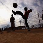 "La práctica de juegos o de actividades deportivas en espacios públicos no habilitados para ello, cuando exista un riesgo de que se ocasionen daños a las personas o a los bienes, o se impida o dificulte la estancia y el paso de las personas o...