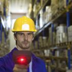 "La proyección de dispositivos luminosos sobre miembros de las Fuerzas y Cuerpos de Seguridad para impedir o dificultar el ejercicio de sus funciones".