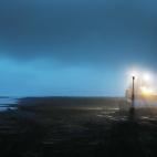 Una excavadora limpia la playa de suciedad y restos de erosión