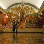 La estación de Park Pobedi es la más profunda (84 metros). Está construida a base de mármoles de diferentes colores. El mural dedicado a la victoria en la Segunda Guerra Mundial es obra del polémico escultor Zurab Tseriteli.