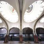 La estación Mayakóvskaya en honor al poeta Vladímir Mayakovski abrió sus puertas en 1933. Los versos del poeta adornan los numerosos murales de la estación. Las columnas están decoradas con acero inoxidable y rodonita.