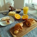 "En Francia, el ingrediente principal del desayuno es la mantequilla. Lo más común es una baguette recién horneada, mantequilla con sal, mermelada, zumo de naranja y café americano o expreso largo", cuenta Sandra Lorenzo. "¡No os preocupéi...