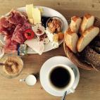 Lea Kosch, del HuffPost Alemania, explica: "Los alemanes suelen tomar pan de trigo integral, queso, fiambre y un huevo pasado por agua. Aunque lo más importante es una buena taza del peor café de filtro del mundo. Pese a que los alemanes ya ha...