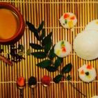 Aashmita Nayar, del HuffPost India, cuenta: "En la foto, se ve un kulhar de té (una taza de cerámica que se utiliza para servir té, yogur o algún postre), con las especias para el masala chai —cardamomo, clavos de olor y canela—, y los i...