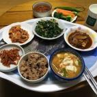 "Las familias coreanas suelen tomar un bol de arroz y sopa con entre dos y seis platos de acompañamiento. Muchos son sobras del día anterior; básicamente, lo que comieron a mediodía o en la cena, pero en menores cantidades. Estos platos tien...