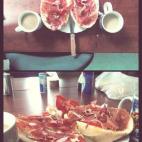 "El típico desayuno español consiste en un café con leche y tostadas, a veces acompañado también de un zumo de naranja", explica Margarita Lázaro. "Aunque hay gente que unta el pan con mantequilla, lo tradicional es echarle aceite de oliva...