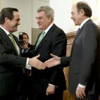 José Bono saluda a Jesús Posada y Pío García Escudero.