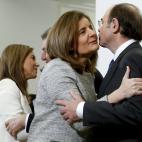 La ministra de Empleo, Fátima Báñez, saluda a García Escudero. Justo detrás, la ministra de Sanidad, Ana Mato, con Posada.