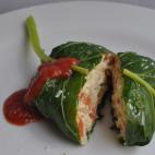 Se envuelve en hojas de col rizadas. Aquí puedes ver la receta.