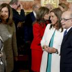 La Defensora del Pueblo, Soledad Becerril (izq.) habla con el ministro de Hacienda y Administraciones Públicas, Cristóbal Montoro, la ministra de Sanidad, Ana Pastor y la ministra de Empleo, Fátima Báñez.