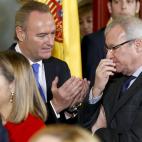 El presidente de la Generalitat valenciana, Alberto Fabra (izq.), conversa con el presidente de Murcia, Ramón Luis Valcárcel (dcha.).