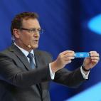 El secretario general de la FIFA, Jerome Valcke , muestra el nombre de España.