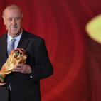 Vicente del Bosque hace entrega de la Copa del Mundial.