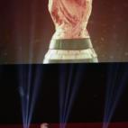 El entrenador español entrega la Copa.