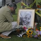 En la puerta de la casa de Mandela, instantes después de conocerse la noticia