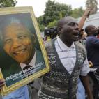 Sudafricanos se acercan a la casa de Mandela